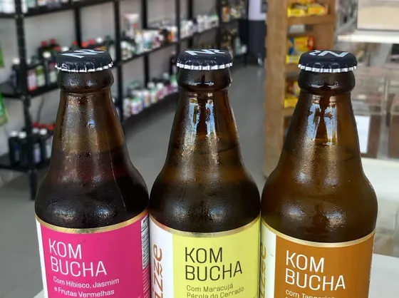 Garrafas de kombucha em três sabores na loja