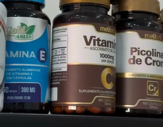 Frascos de vitamina C, vitamina E e picolinato de cromo