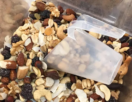 Mix de castanhas e frutas secas a granel com pá dosadora