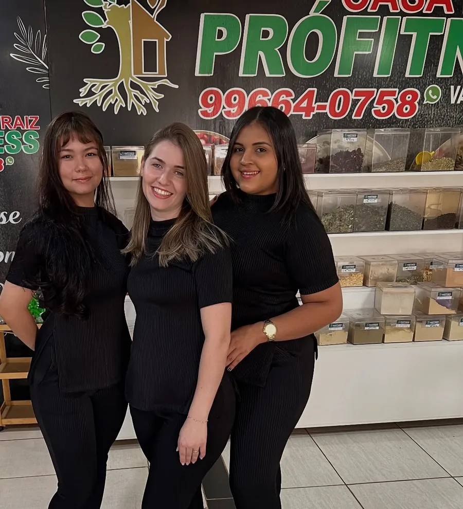 Equipe de atendimento da Casa de Raiz Prófitness dentro da loja