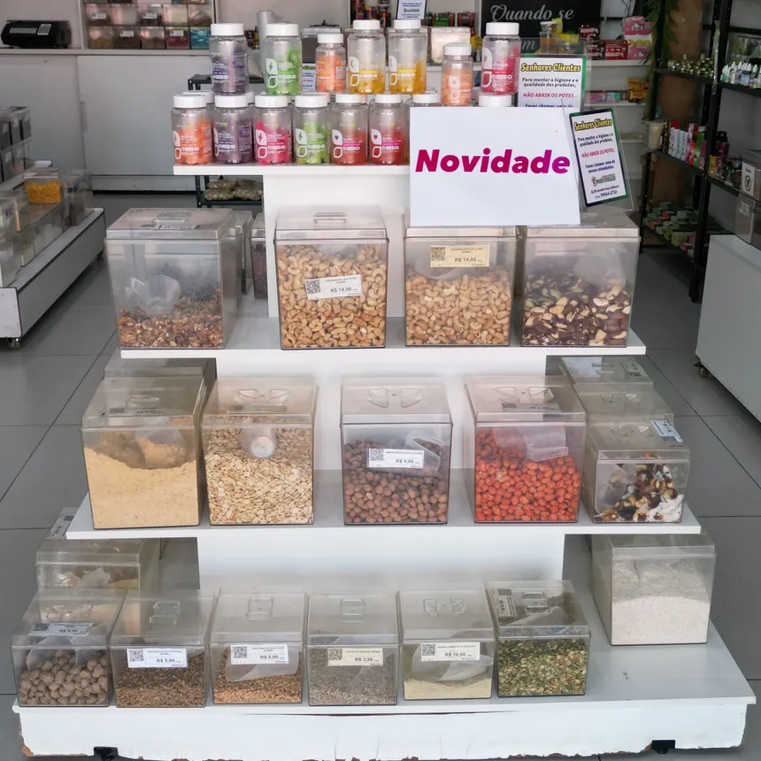 Gôndola de granel da loja com castanha-de-caju, castanha-do-pará, amendoins e sementes em potes transparentes