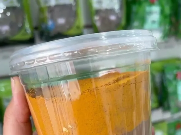 Copo do Shot Matinal Casa de Raiz com as camadas de açafrão, maca peruana, canela e gengibre